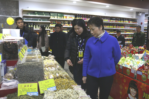 云浮市副市长何婧率队开展春节前食品安全检查1.jpg